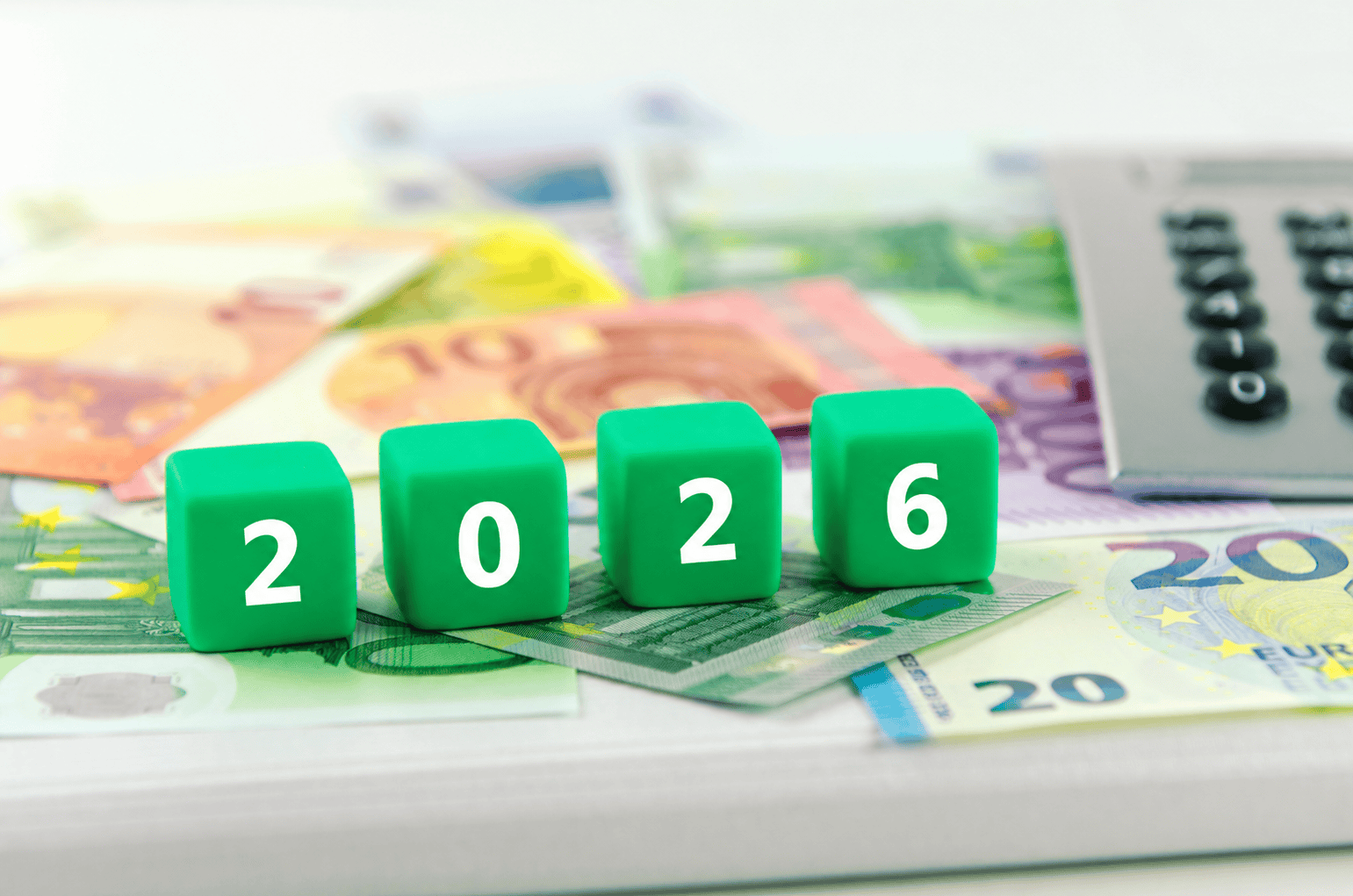 Finanzplanung für betriebliche Altersvorsorge im Jahr 2026 mit Geldscheinen und Zahlen.