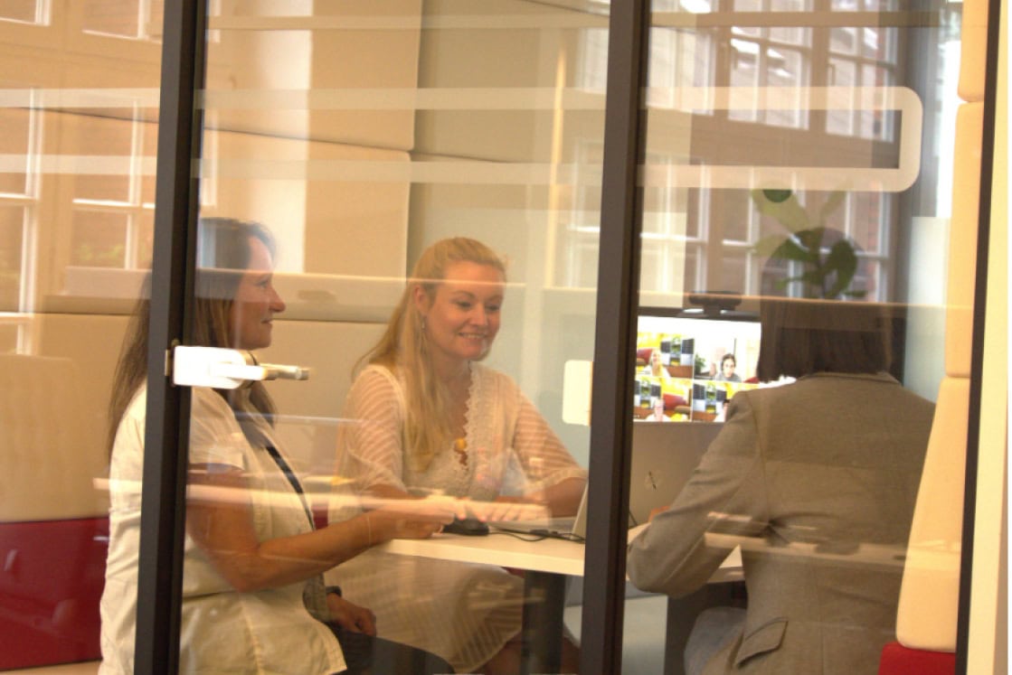 Geschäftliche Besprechung im modernen Büro, Fokus auf Kommunikation und Zusammenarbeit.