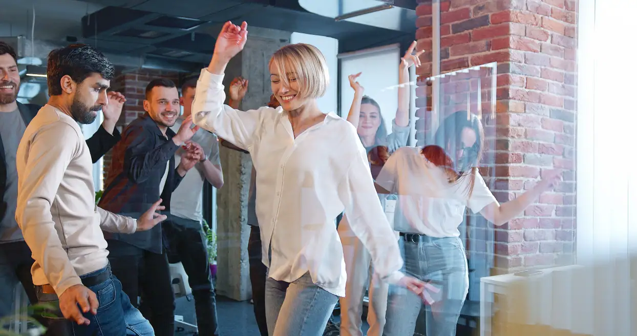 Menschen feiern im Büro