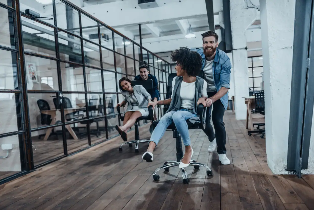 Teamarbeit bei Corporate Pension Partner, innovatives Finanzunternehmen in modernem Büro.